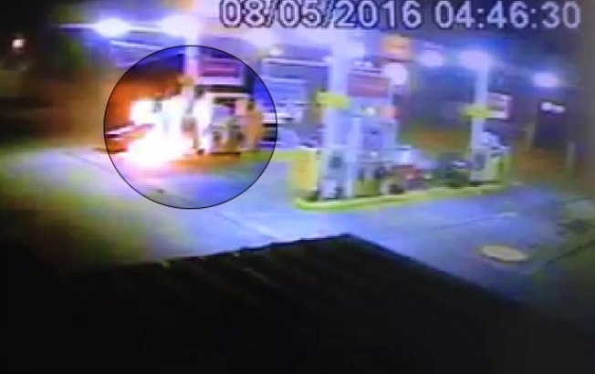Câmeras flagraram o homem em chamas (Crédito: Reprodução)