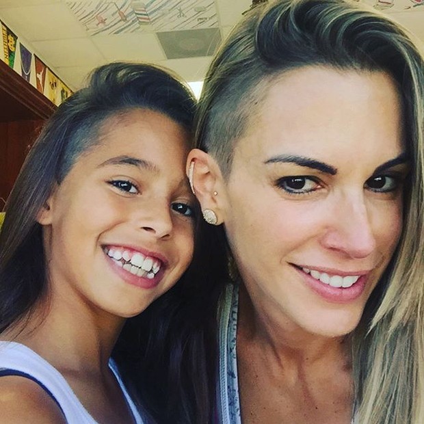 Filha de Vitor Belfort raspa a lateral do cabelo igual aos pais