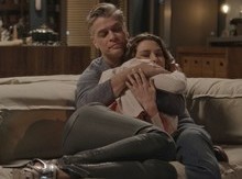 Natasha descobre traição e vai parar nos braços de Arthur