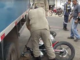 Acidente entre moto e caminhão causa vazamento de combustível