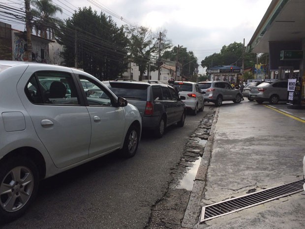 Fila de carros na porta do posto de gasolina (Crédito: G1)