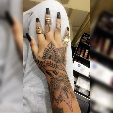 Detalhes da mão de Ludmilla (Crédito: reprodução)