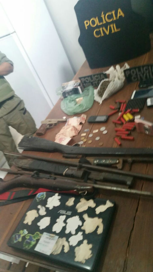 Também foram apreendidas armas emunições, celulares e drogas