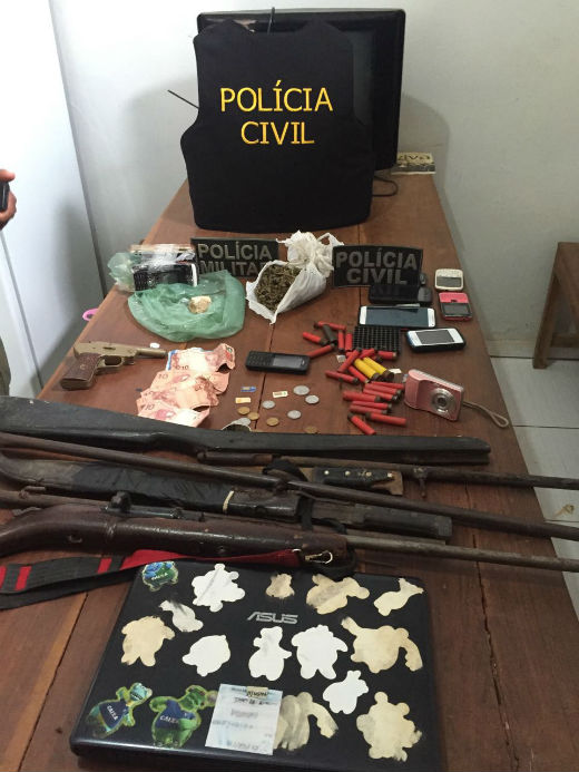 Também foram apreendidas armas emunições, celulares e drogas