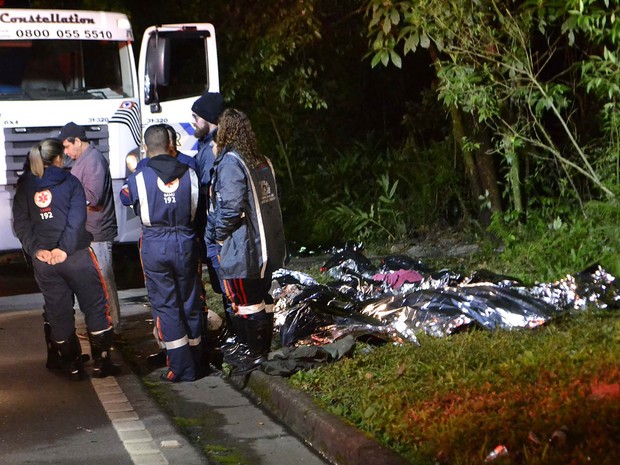 Ônibus capotou na rodovia Mogi-Bertioga (Crédito: Divulgação)