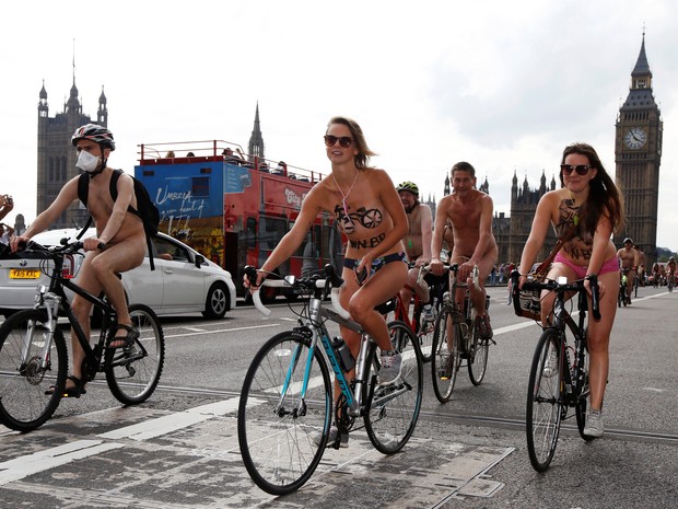 Ciclistas pedalam pelados por pontos turísticos de Londres