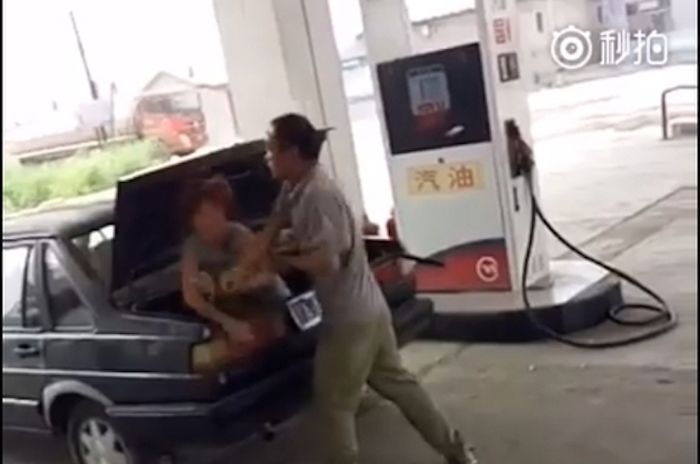 Homem agride esposa em posto (Crédito: Reprodução)