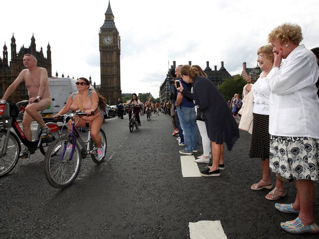 Ciclistas pedalam pelados por pontos turísticos de Londres
