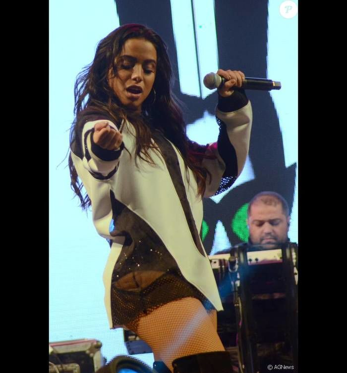 Anitta sempre ousa no look