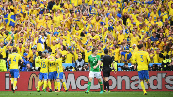 Suecos comemoram gol diante da Irlanda (Crédito: Getty)