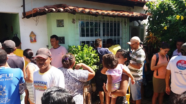 Populares foram até o local do crime (Crédito: Reprodução)