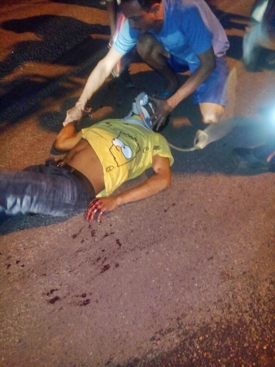 Garupa da motocicleta foi levado em estado grave (Crédito: Reprodução)