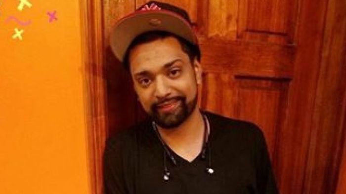 Segundo um parente de Enrique Rios, o homem de 25 anos era um “anjo” para todos que o conheciam. Erick Leon, que se considera primo de Rios, disse que a união dos dois vai além do sangue. — Meu coração está pesado. Nós crescemos juntos, e agora ele se foi. Deus transformou em anjo alguém que já era considerado um por muitas pessoas. Rayvon Murray Johnson trabalhava com Rios no aeroporto de LaGuardia, em Nova York. De acordo com ele, a vítima animava a todos no local