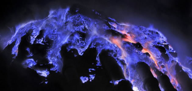 Conheça o Kawah Ijen, o vulcão de larva azul