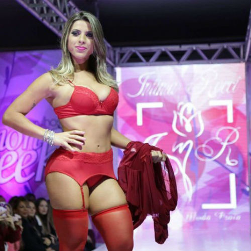 Ana Paula Minerato desfila de lingerie vermelha e exibe boa forma
