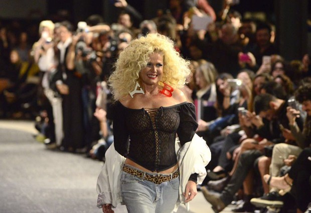 De transparência, Xuxa volta às passarelas e seios ficam à mostra (Crédito: Reprodução)