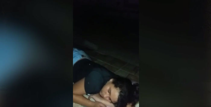 Moradores dormem em calçadas por conta do calor (Crédito: Reprodução)
