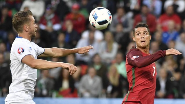 Cristiano Ronaldo em jogo contra a Islândia (Crédito: Reprodução)