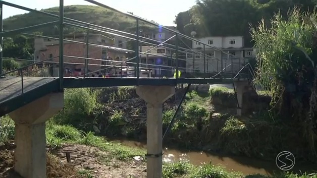 População constroi ponte (Crédito: Reprodução)