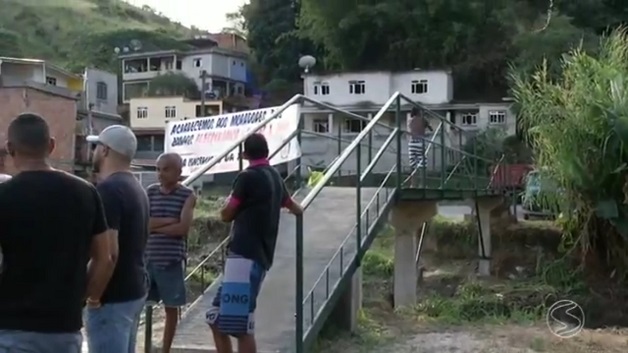 População constroi ponte (Crédito: Reprodução)