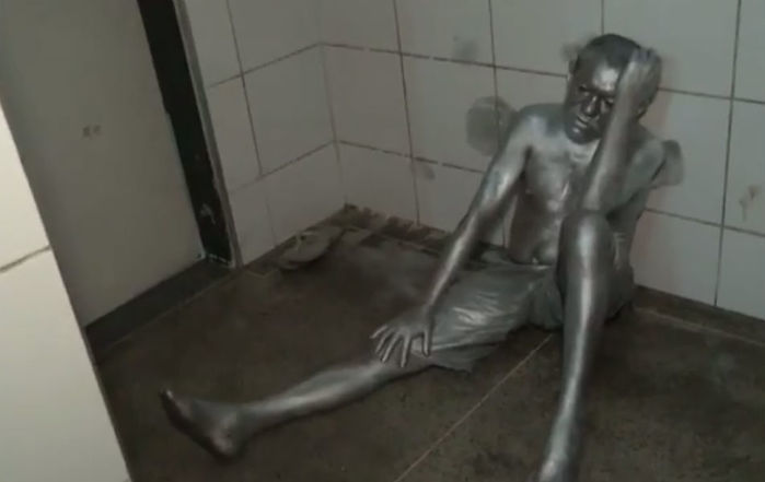 Homem foi levado para a delegacia com o corpo ainda pintado (Crédito: Reprodução)