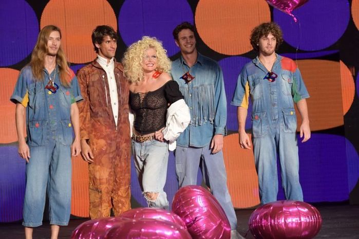 De transparência, Xuxa volta às passarelas e seios ficam à mostra (Crédito: Reprodução)