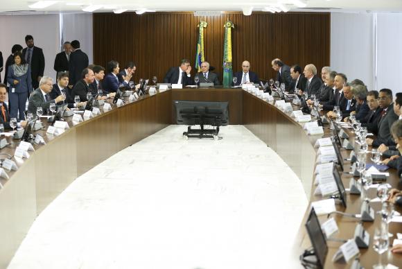 O presidente interino Michel Temer se reúne com líderes da Câmara e do Senado, no Palácio do Planalto (Crédito: Agência Brasil)