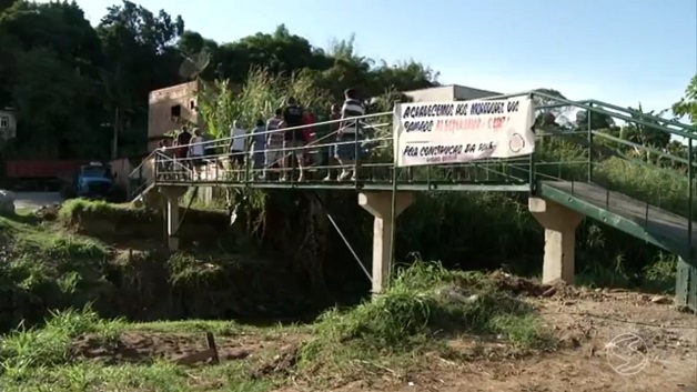 População constroi ponte (Crédito: Reprodução)