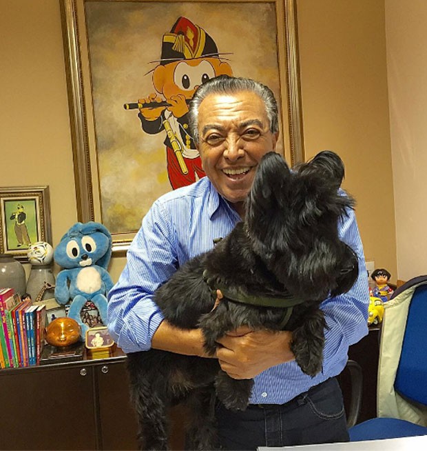 Mauricio de Sousa posa com um cão chamado por ele de Bidu (Crédito: Reprodução)