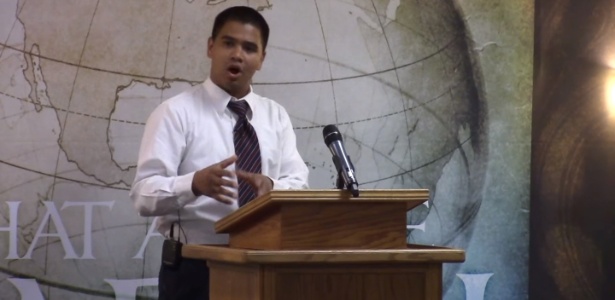 Pastor Roger Jimenez durante pregação em Sacramento, na Califórnia