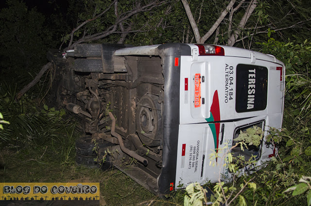 Acidente envolve van que transportava 14 pessoas (Crédito: Reprodução)