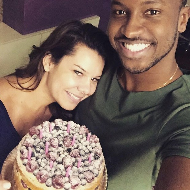 Thiaguenho faz declaração para Fernanda Souza pelo seu aniversário
