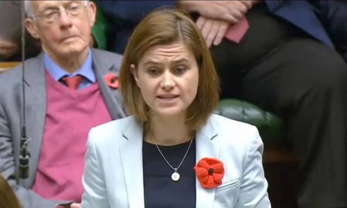 eputada britânica Jo Cox discursando no Parlamento