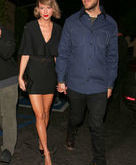 Taylor Swift teria terminado com Calvin Harris por telefone