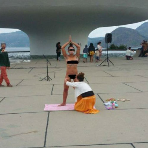 Mulher faz depilação em frente a Museu de Arte e imagem viraliza