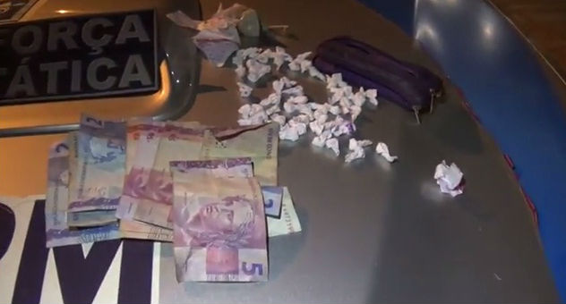 Droga e dinheiro apreendido com os três