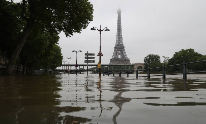 Rio transborda em área perto da Torre Eiffel, em Paris (Crédito: EFE)