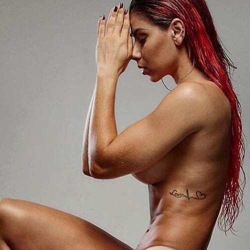 Thais Bianca ousa e posa seminua para ensaio fotográfico