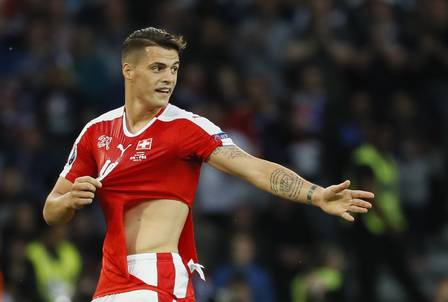 Jogadores com camisas rasgadas (Crédito: Reprodução)