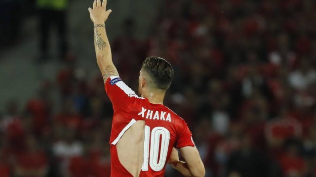 Jogadores com camisas rasgadas (Crédito: Reprodução)