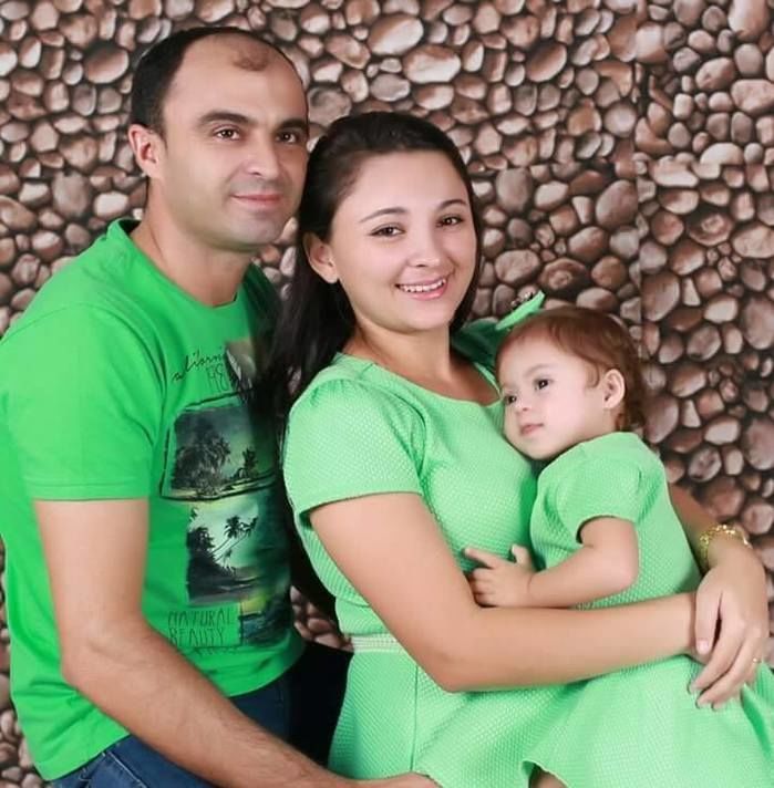 Milena Vitória com o pai e a mãe (Crédito: Reprodução)