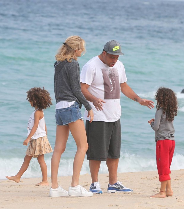 Ronaldo com namorada e filhas (Crédito: Agnews)