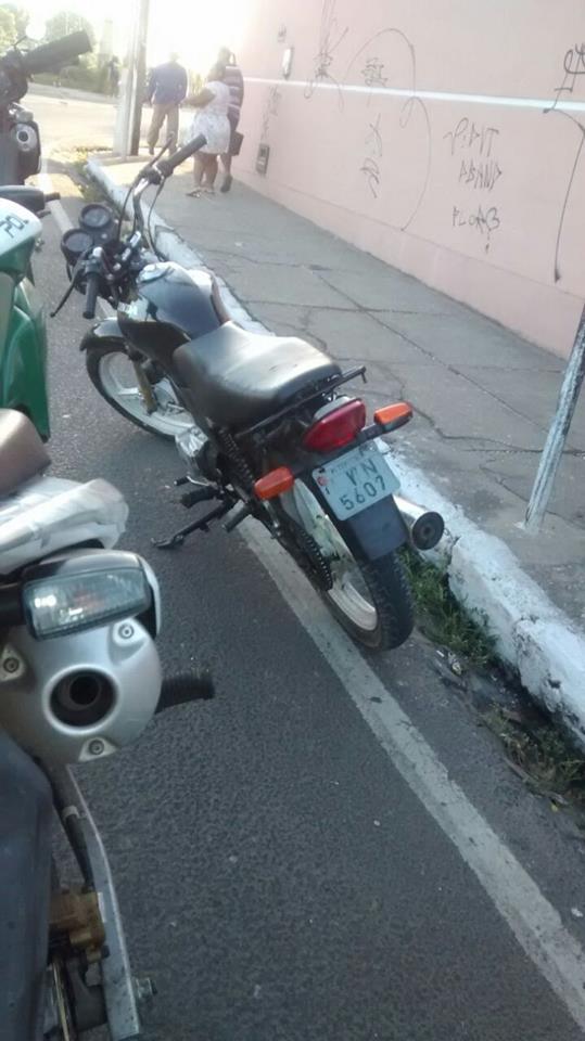 Jovem é preso com arma de fogo e moto roubada no grande Dirceu (Crédito: Reprodução)