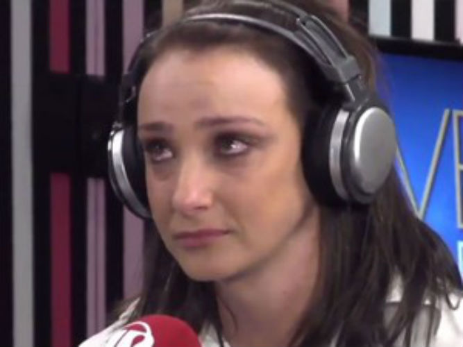 A apresentadora Sabrina Parlatore se emociona no programa 'Morning Show' (Crédito: Reprodução)