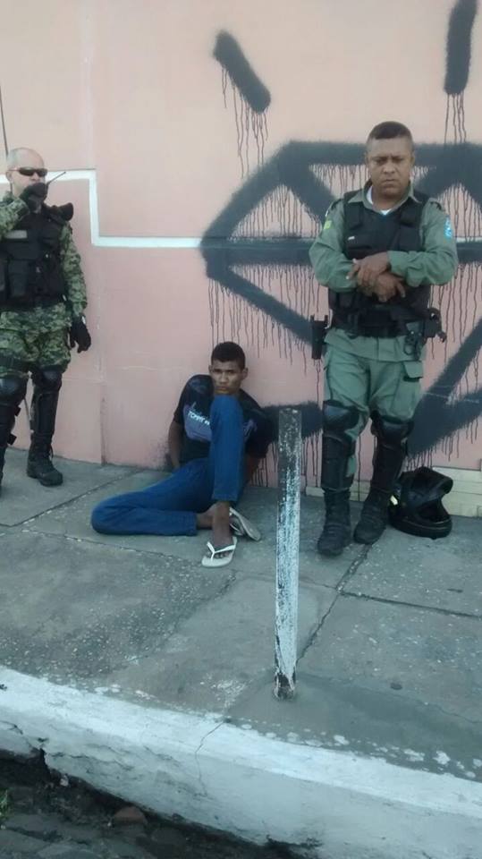 Jovem é preso com arma de fogo e moto roubada no grande Dirceu (Crédito: Reprodução)