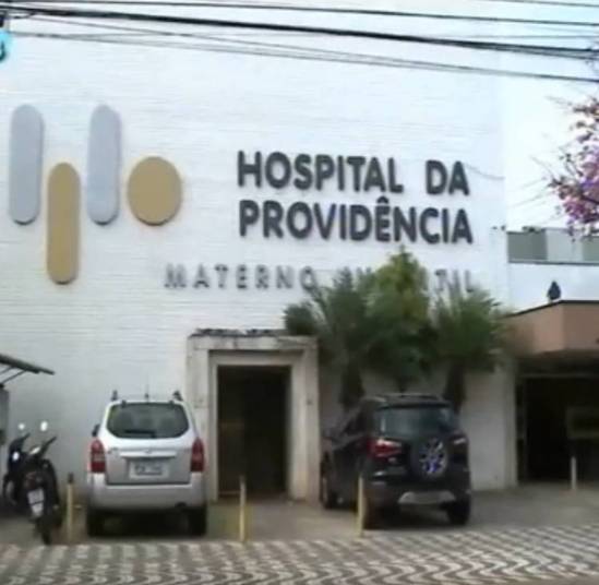 Adolescente aborta trigêmeos no banheiro de escola pública (Crédito: Reprodução)