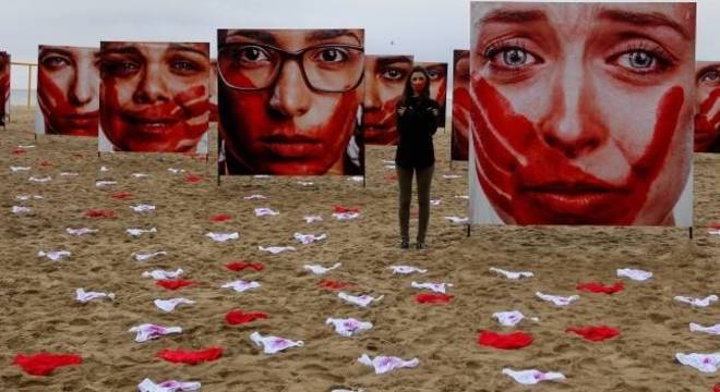 Ato contra a cultura do estupro na praia de Copacabana, zona sul do Rio de Janeiro