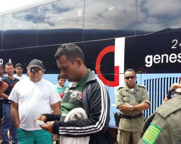 Momento que o homem foi abordado (Crédito: Reprodução/PM)