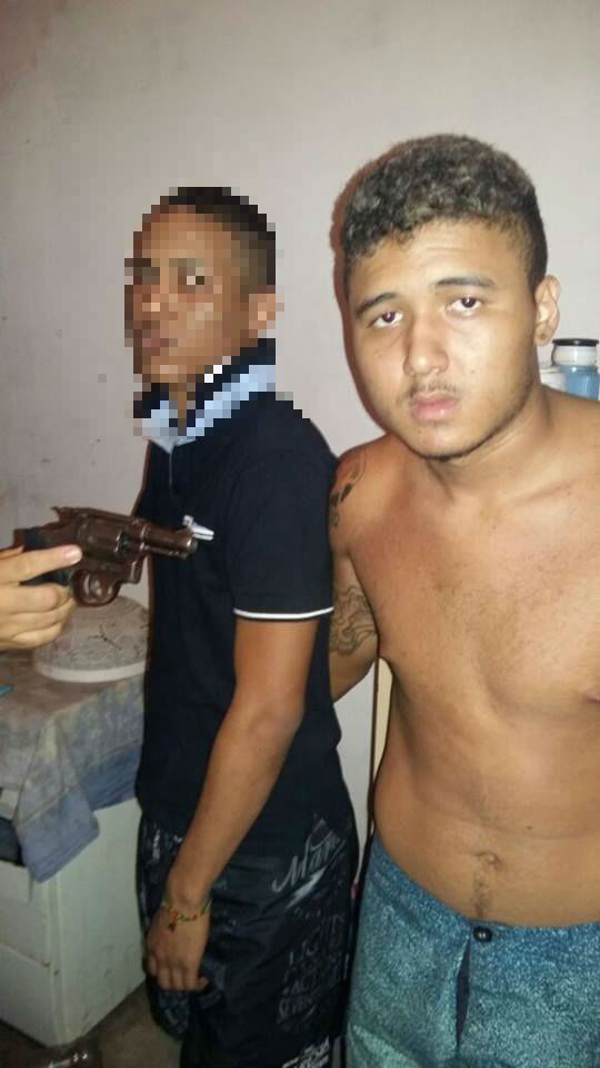 Menor e maior preso acusados do crime (Crédito: Reprodução)