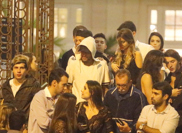 Neymar sai de festa acompanhado (Crédito: Reprodução)